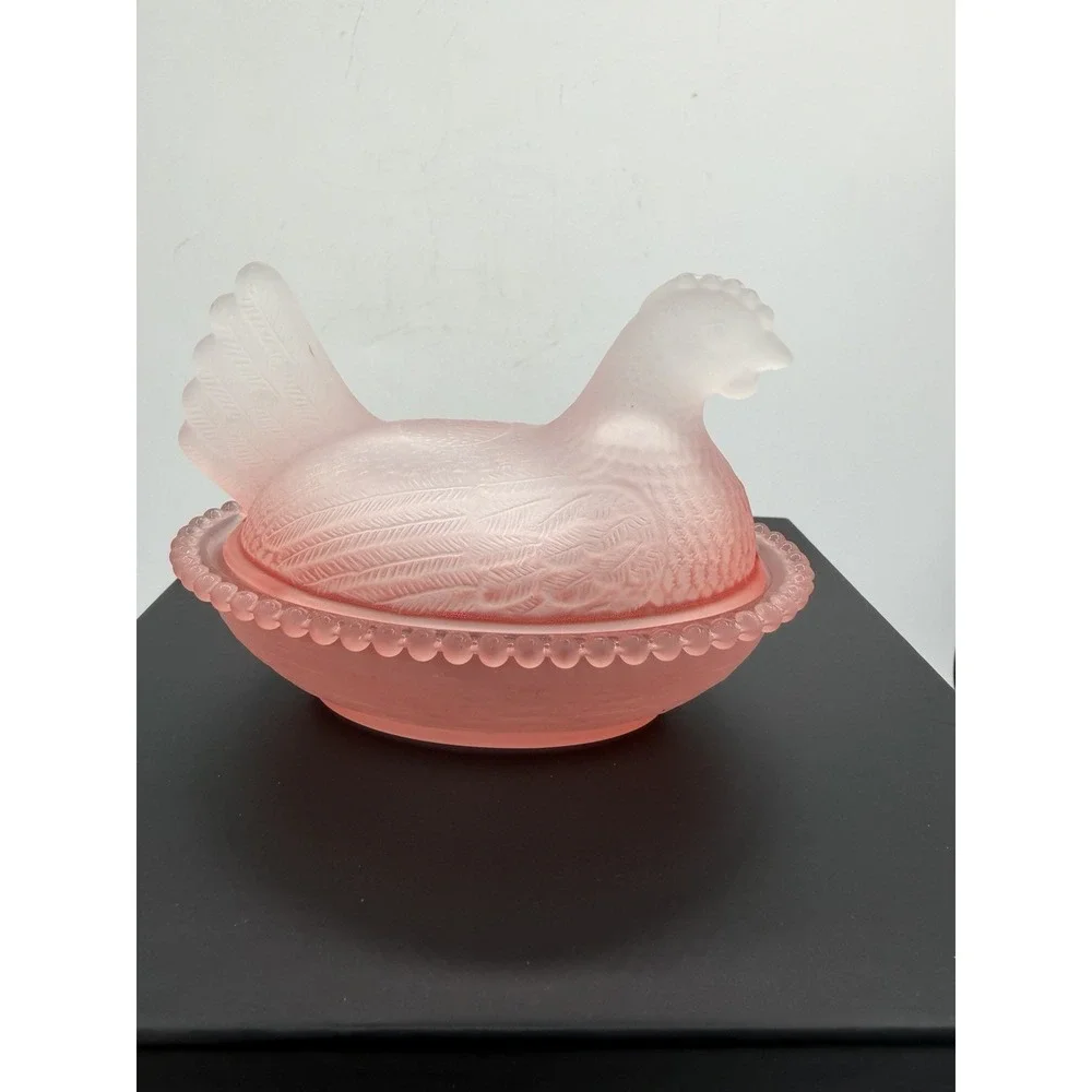🩷 Vintage Hen on Nest – Small Pink Satin Ombre – Beautiful Glass Dish 🩷